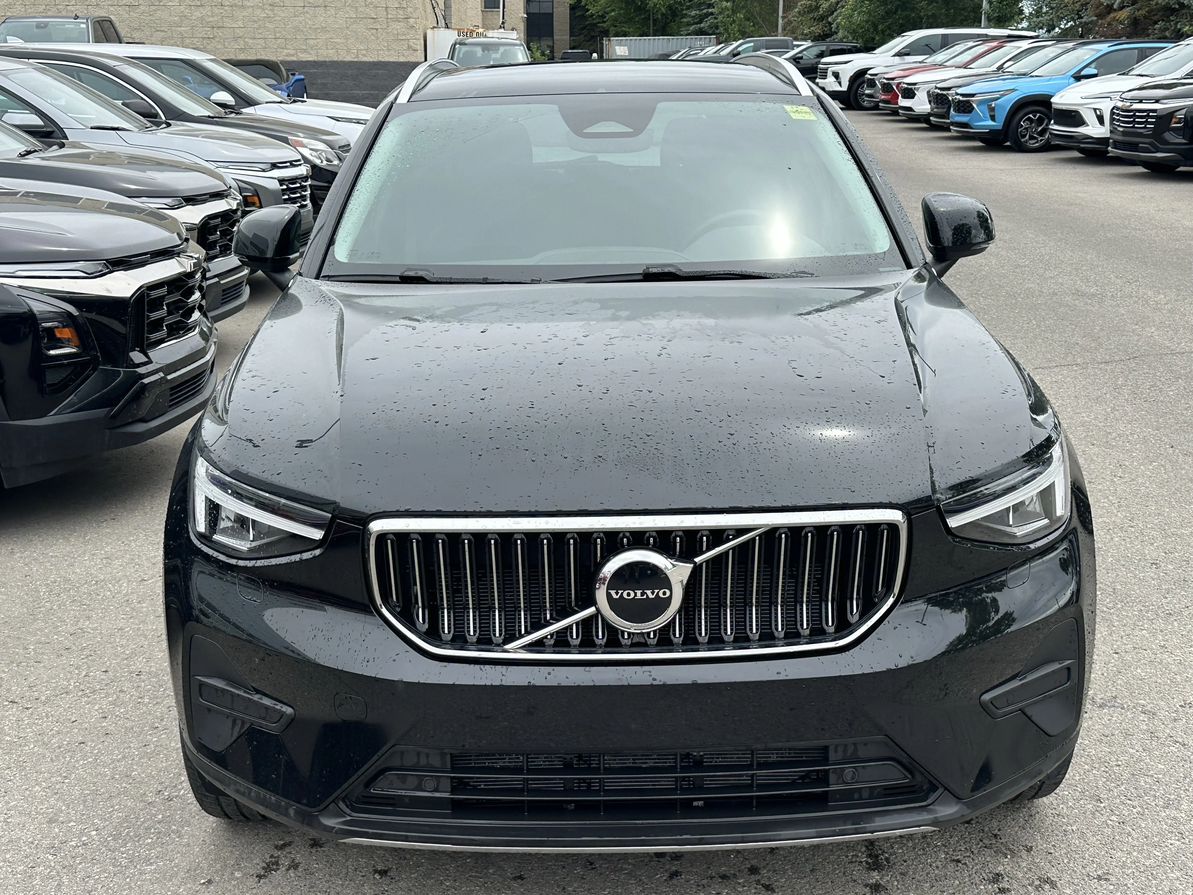 Certified Used 2025  Volvo Core Bright Theme image 2