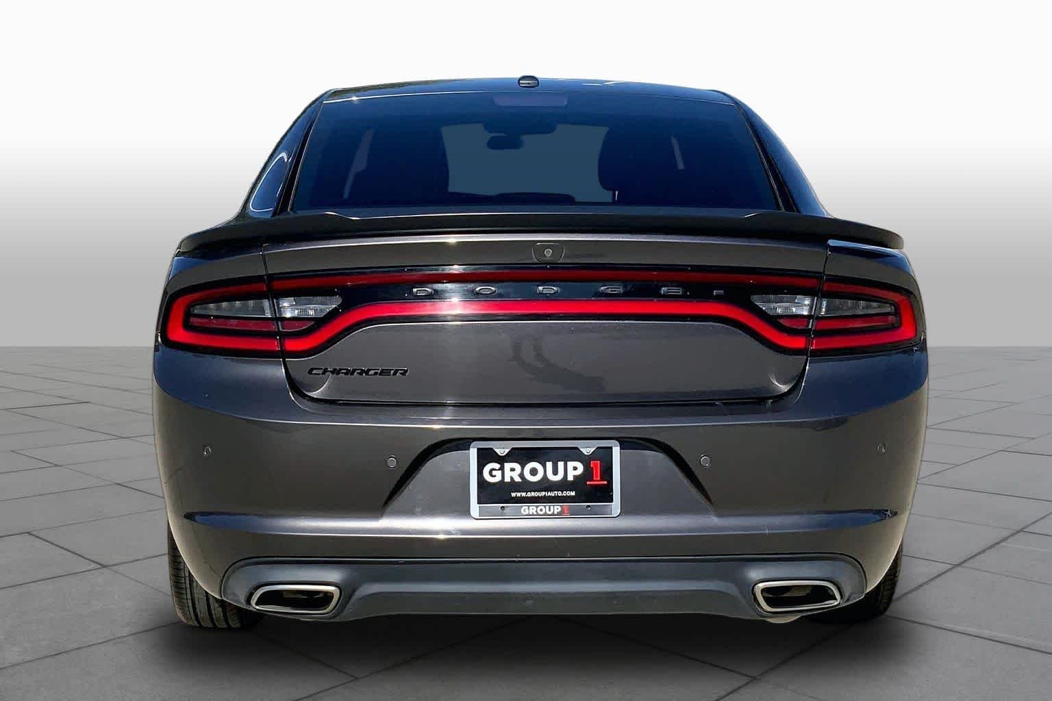 Used 2022 Granite Pearlcoat Dodge SXT image 5