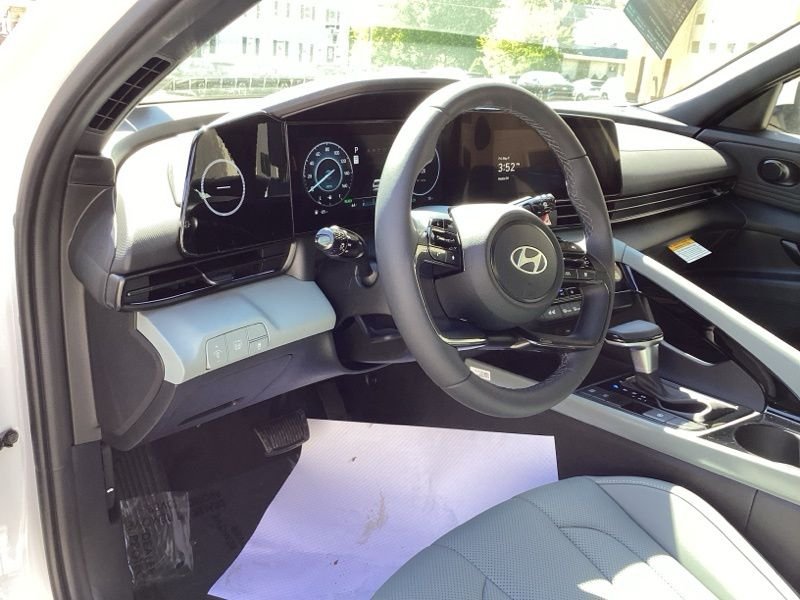 2025 Hyundai Elantra Limited - Photo 25