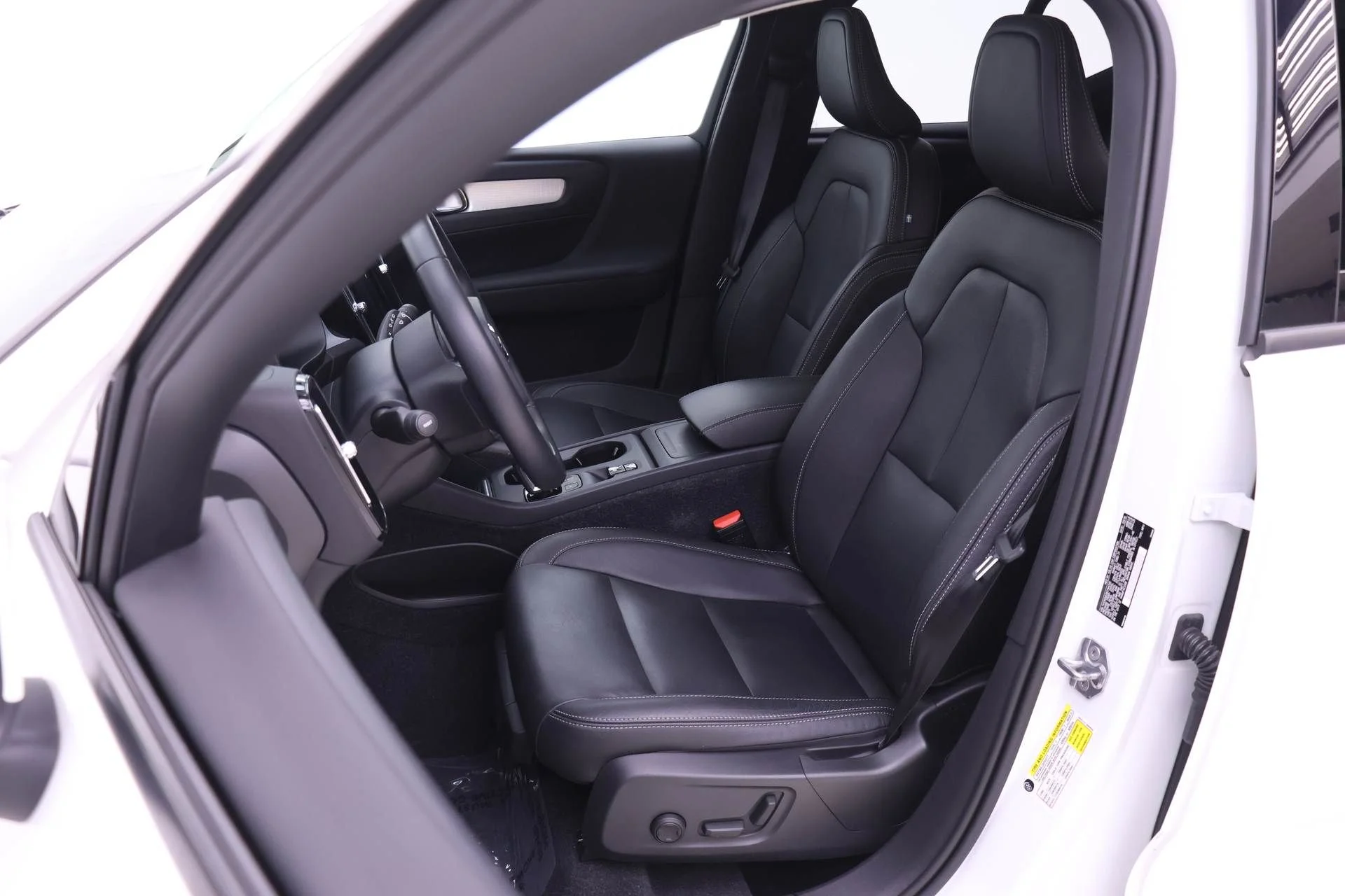 Used 2019 White Volvo Momentum image 7