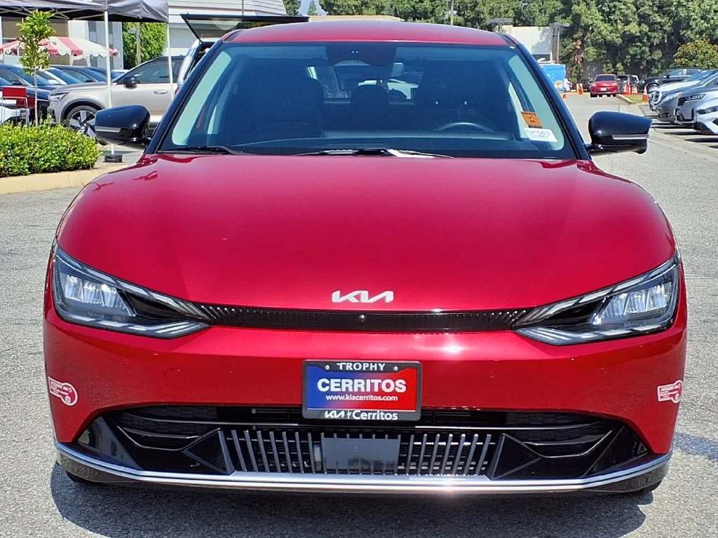 Certified Used 2023 Red Kia Wind image 2