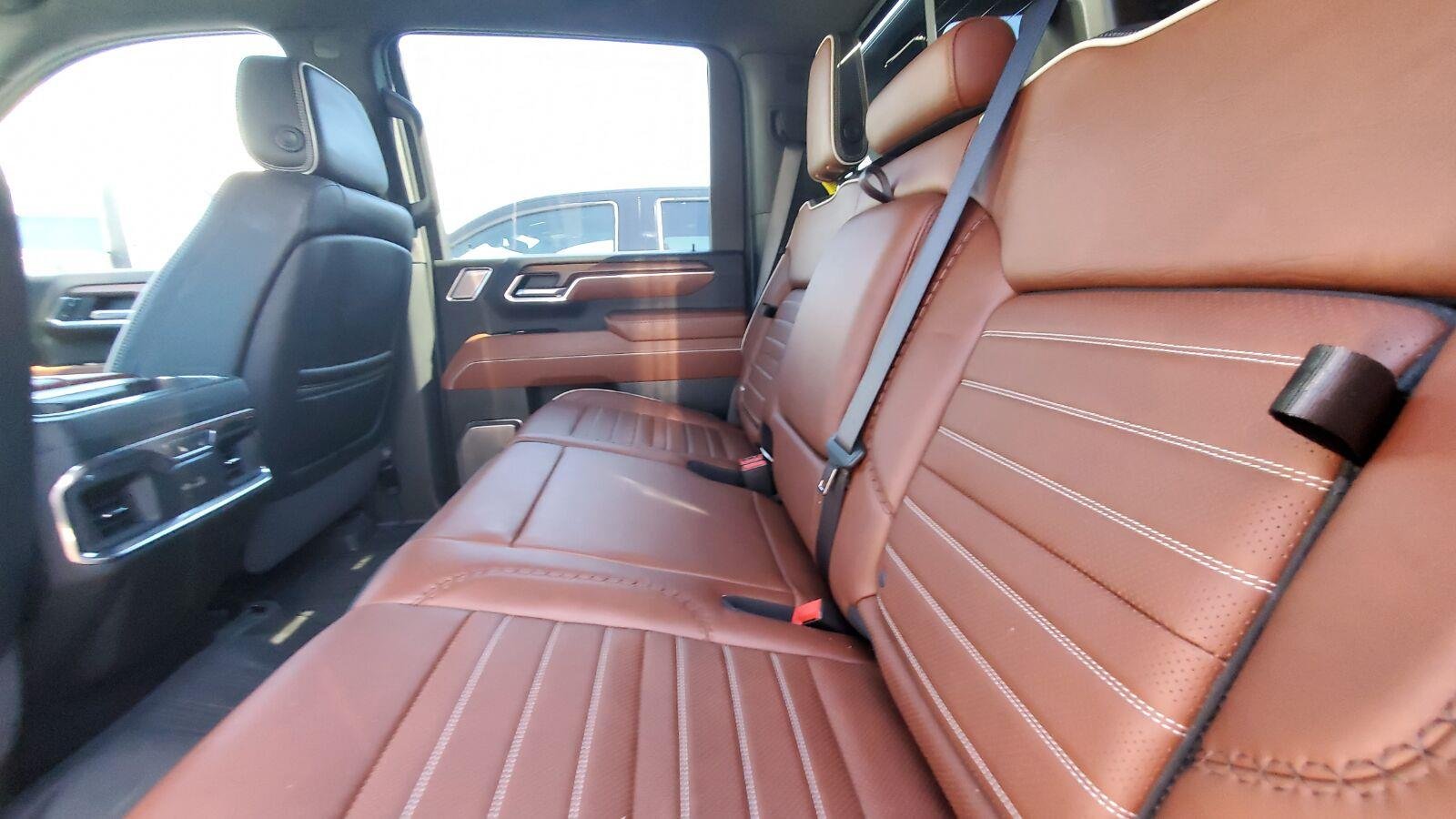 Used 2024 White Frost Tricoat GMC Denali Ultimate image 5