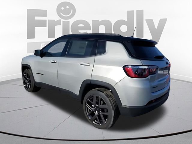 New 2026 Silver Zynith Metallic Clear-Coat Exterior Paint Jeep Limited image 3