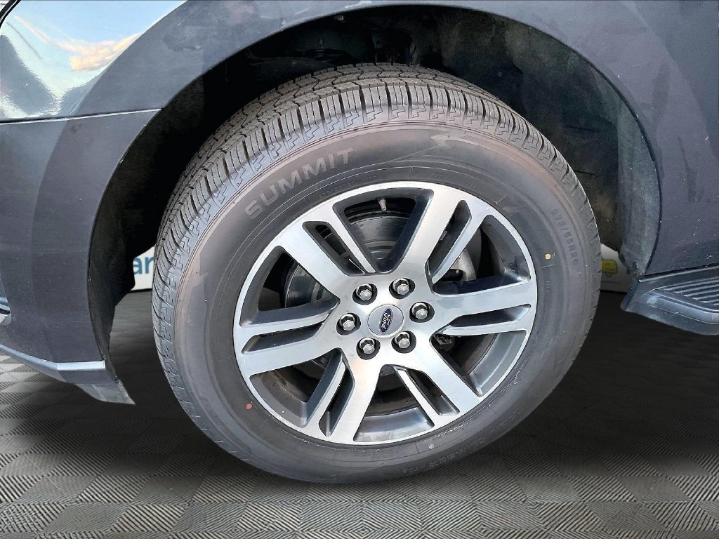 Used 2024 Gray Metallic Ford Limited image 7