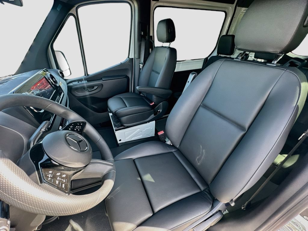 New 2026 Arctic+White Mercedes-Benz Crew 144 WB image 38