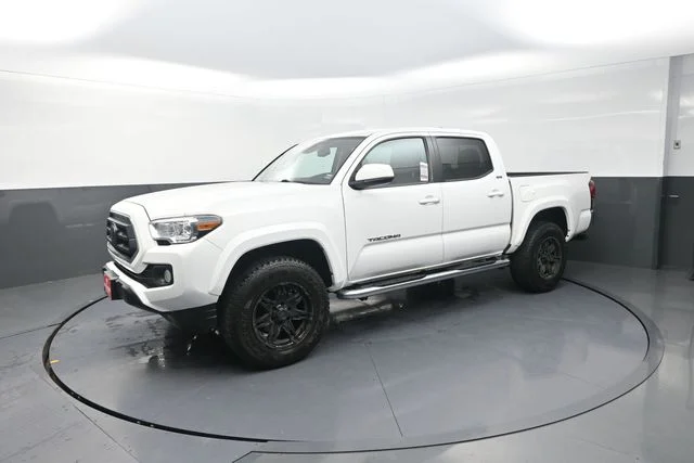 Used 2022 White Toyota SR5 image 38