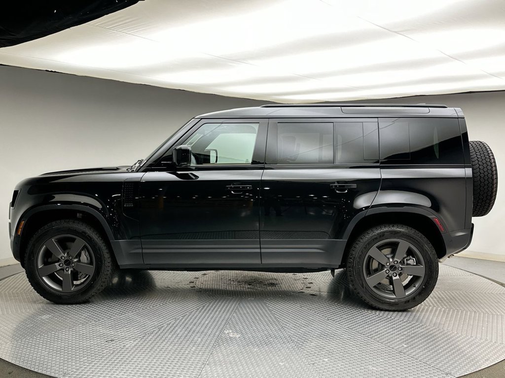 New 2026 Santorini Black Metallic Land Rover S image 2