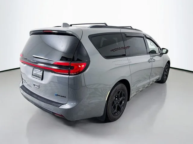Used 2022 White Chrysler Touring L image 7