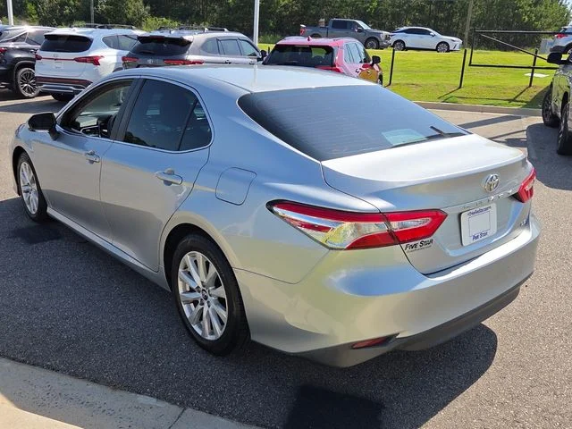 Used 2018 Silver Toyota LE image 10