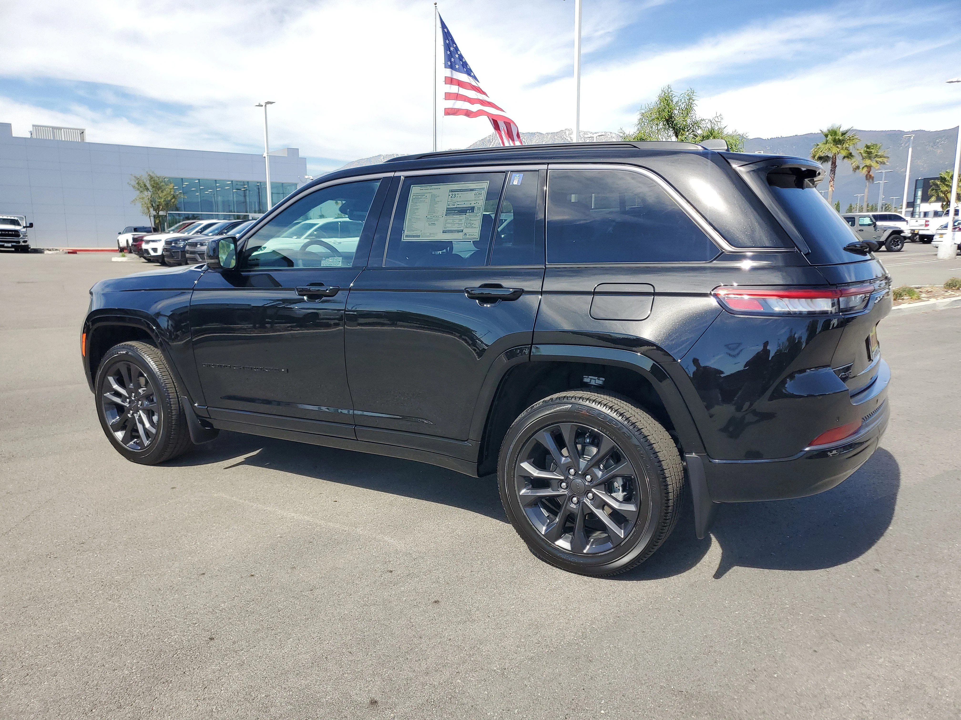 New 2026 Diamond Black Crystal Pearl-Coat Exterior Paint Jeep Limited image 4