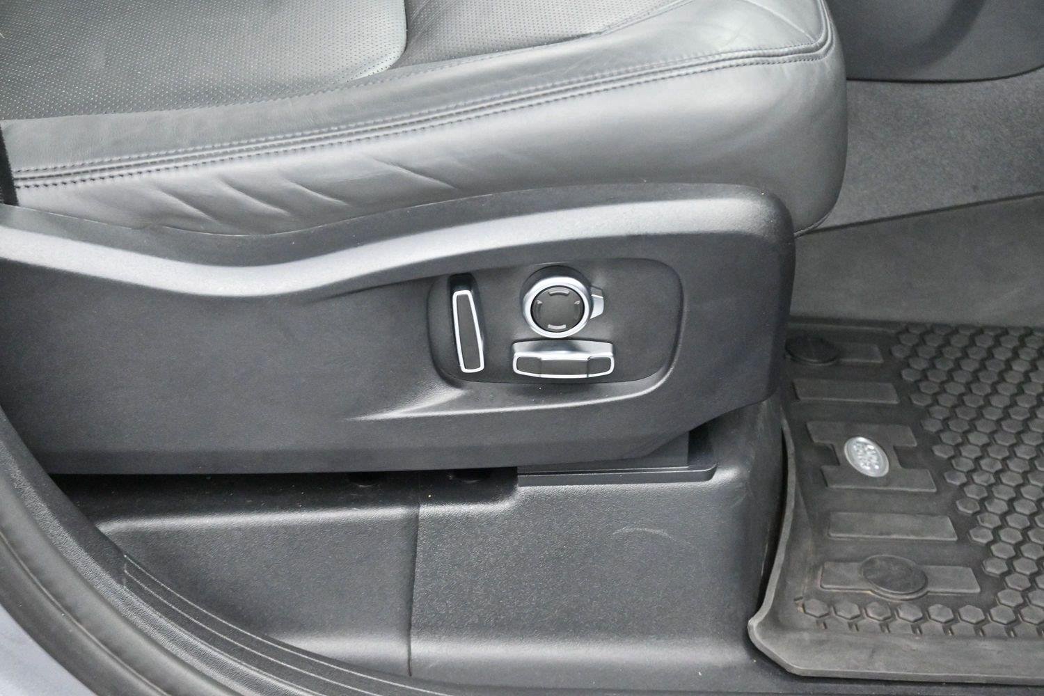 Used 2024 Eiger Grey Metallic Land Rover S image 37