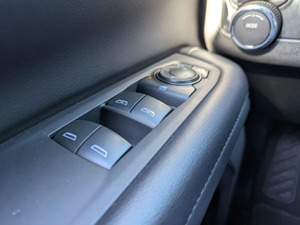 Used 2025 White Chevrolet LT image 27