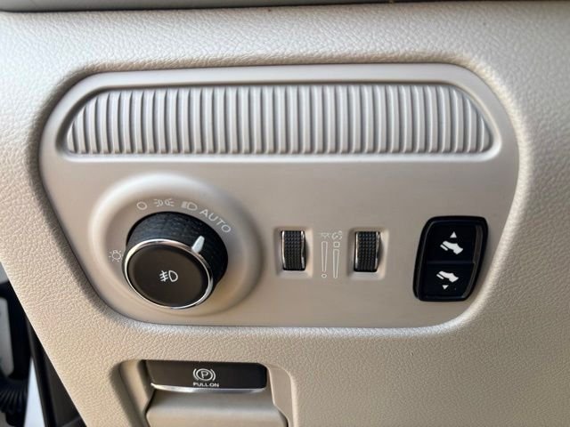Used 2024 White Jeep Base image 34