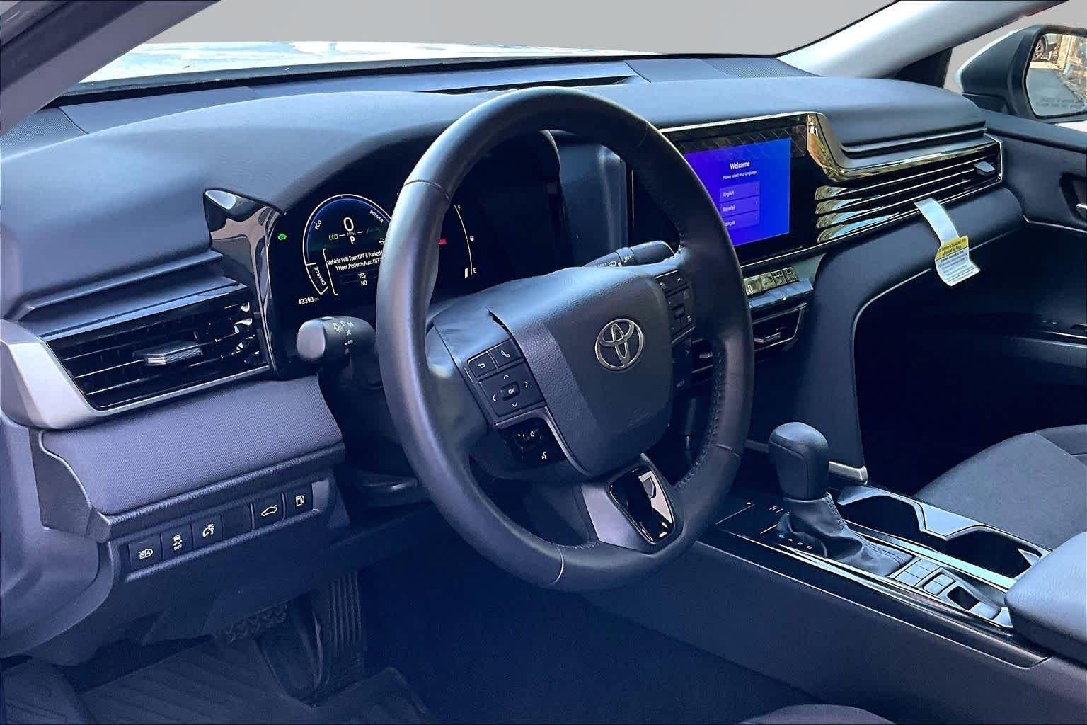 Used 2025 Ice Cap Toyota LE image 18