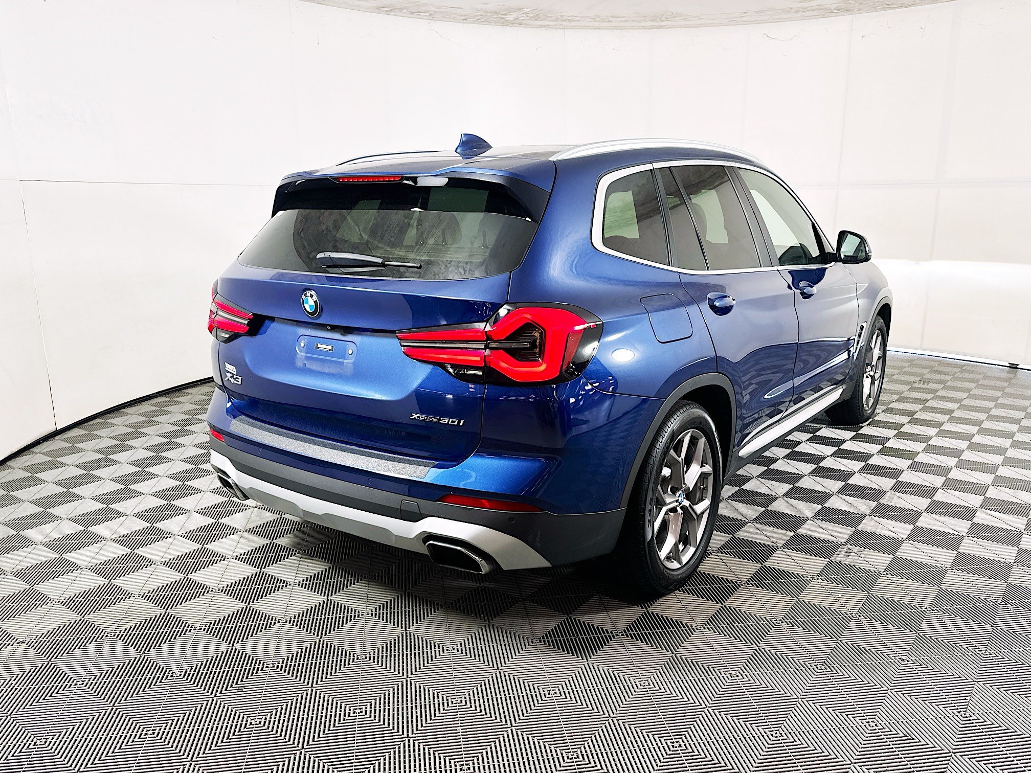 Used 2022 Phytonic Blue Metallic BMW xDrive30i image 3