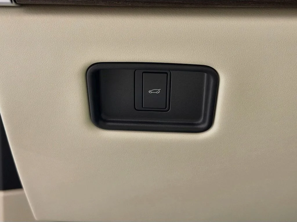 New 2026 Fuji White Land Rover SE image 10