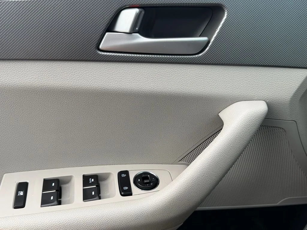 Used 2015 White Hyundai SE image 23