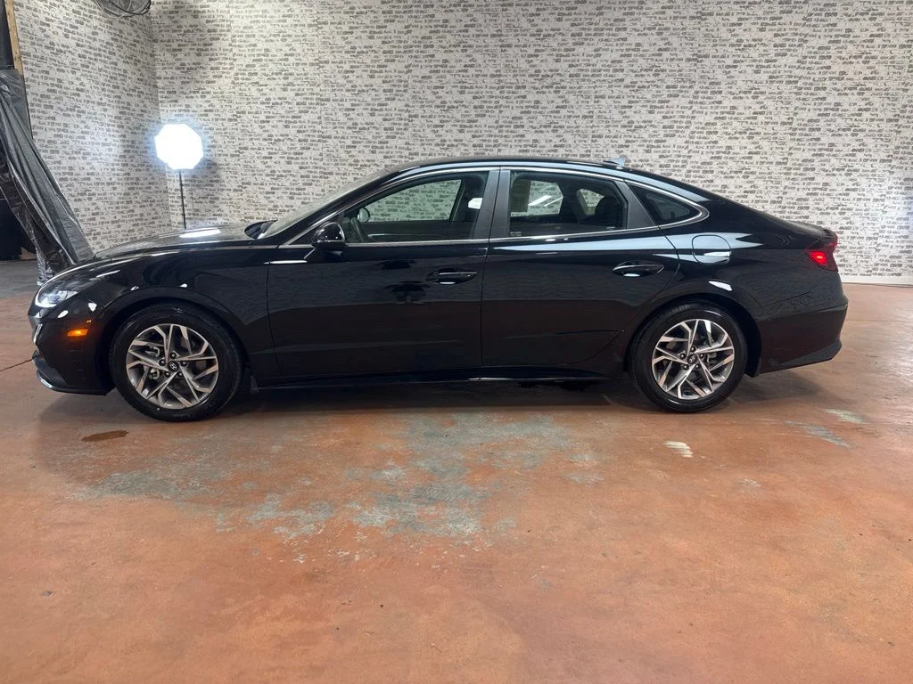 Used 2021 Phantom Black Hyundai SEL image 4