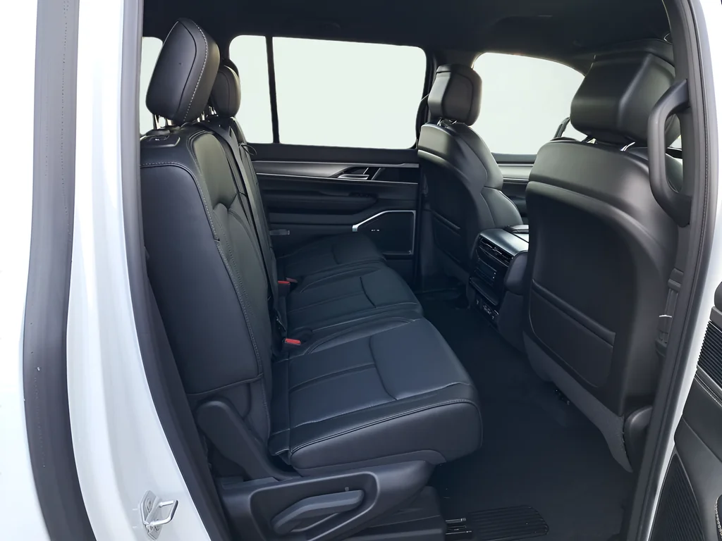 New 2026 Bright White Clear-Coat Exterior Paint Jeep Limited Altitude image 16