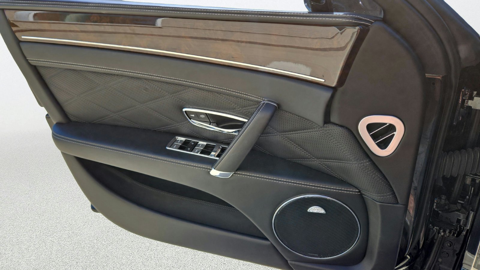 Used 2014  Bentley Base image 18