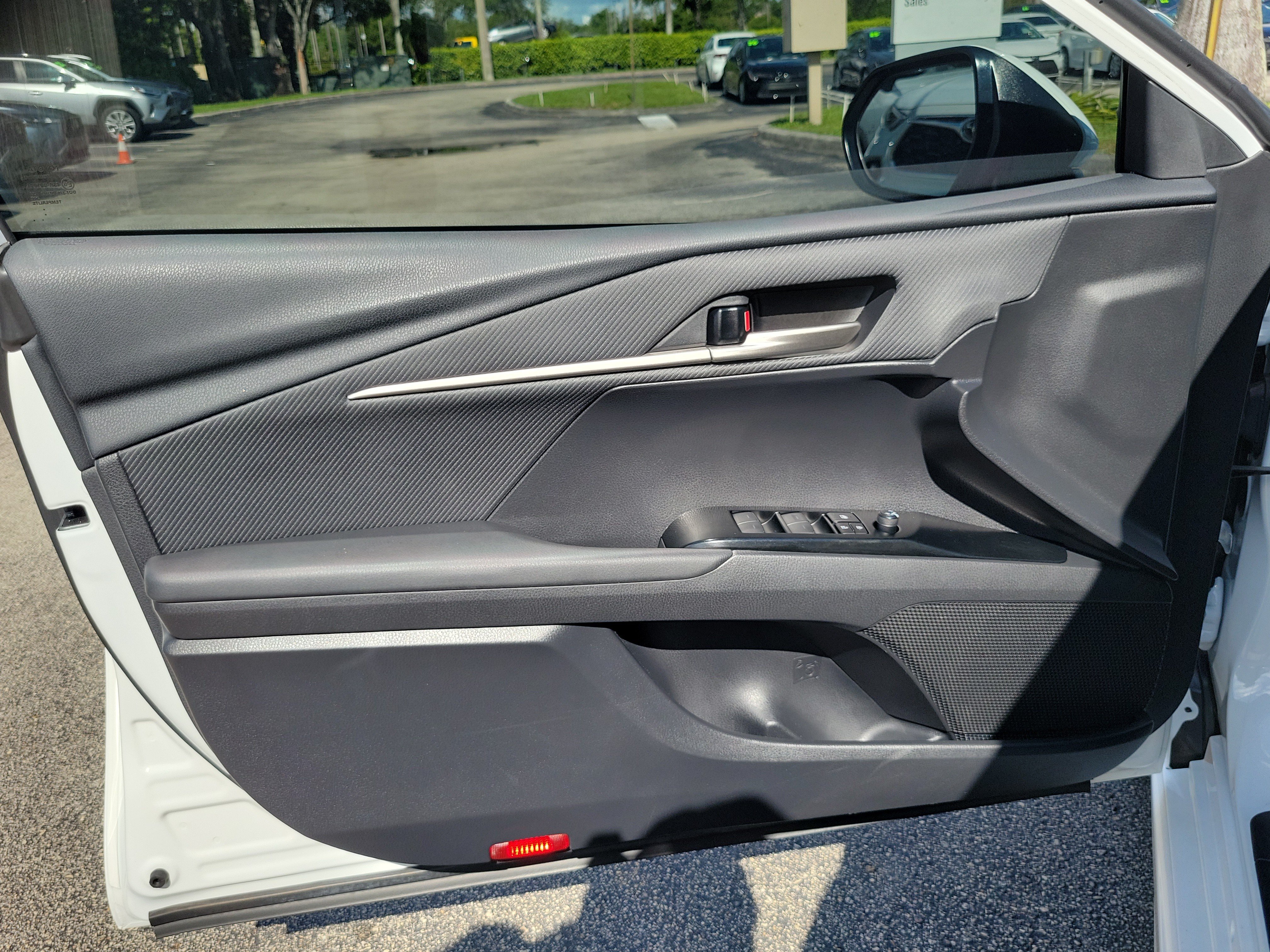 Used 2025 Ice Toyota SE image 17