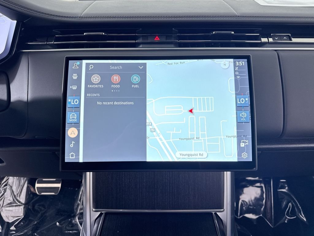 New 2026 SANTORN BLK MET Land Rover SE image 17