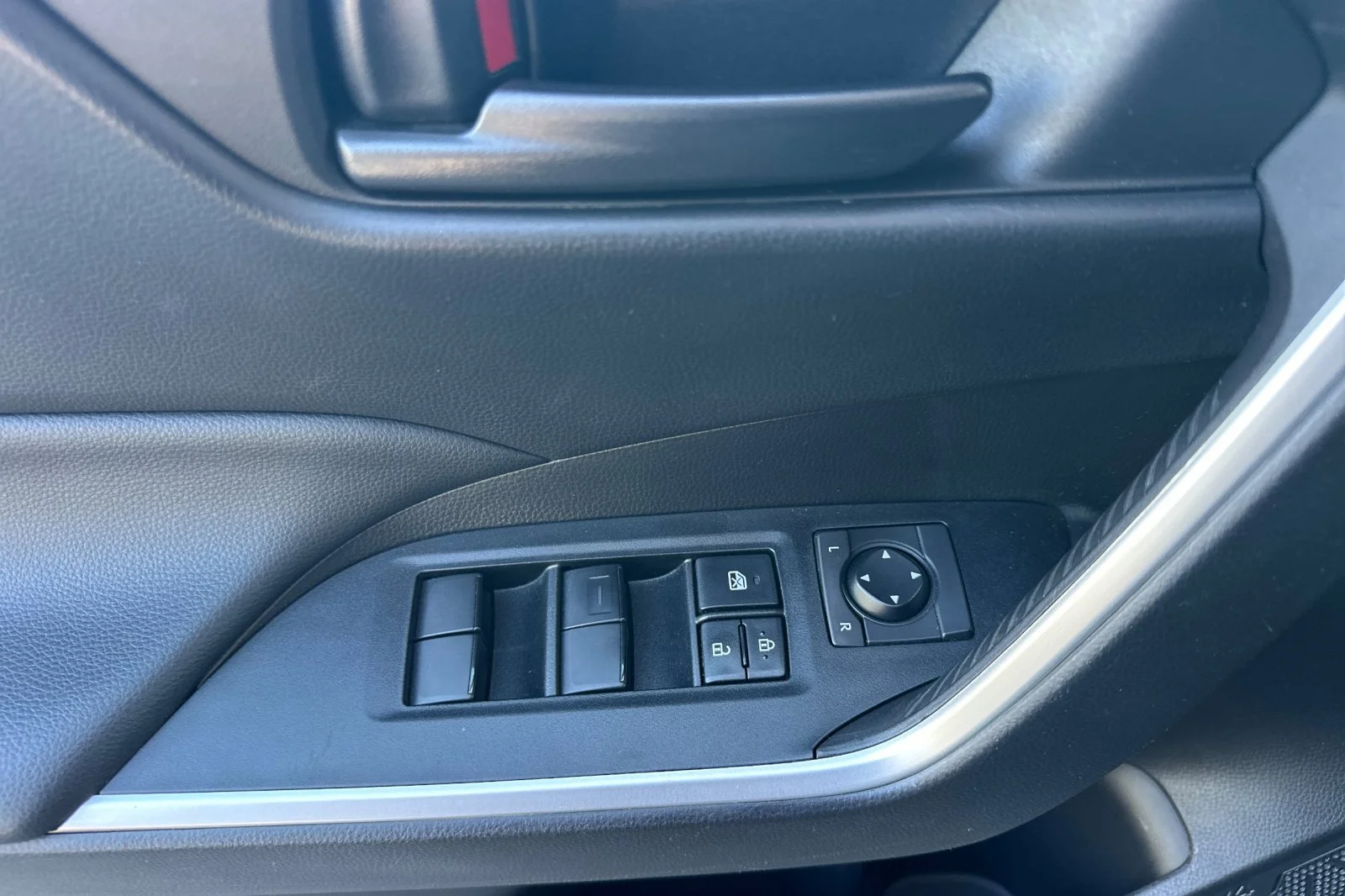 2022 Toyota RAV4 LE - Photo 19