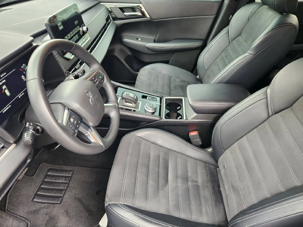 Used 2024  Mitsubishi SE Black Edition image 13