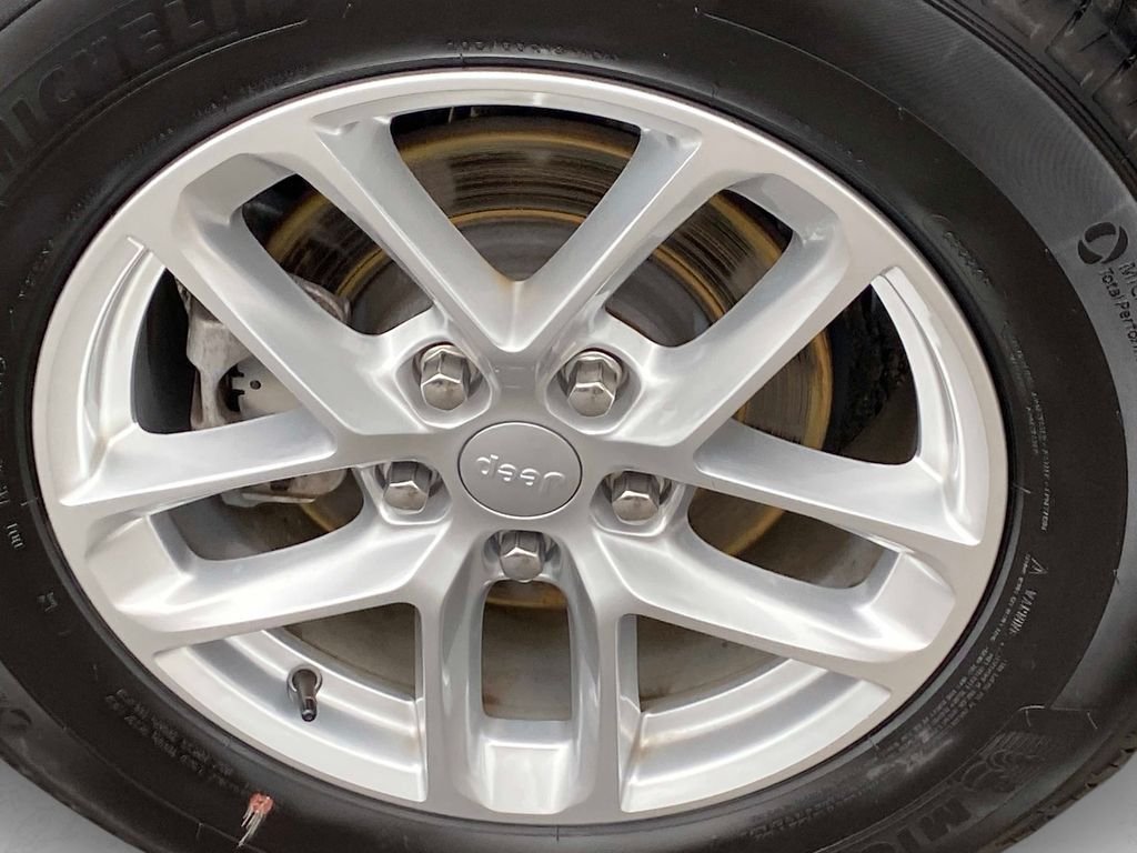 Used 2025 White Jeep Laredo X image 28