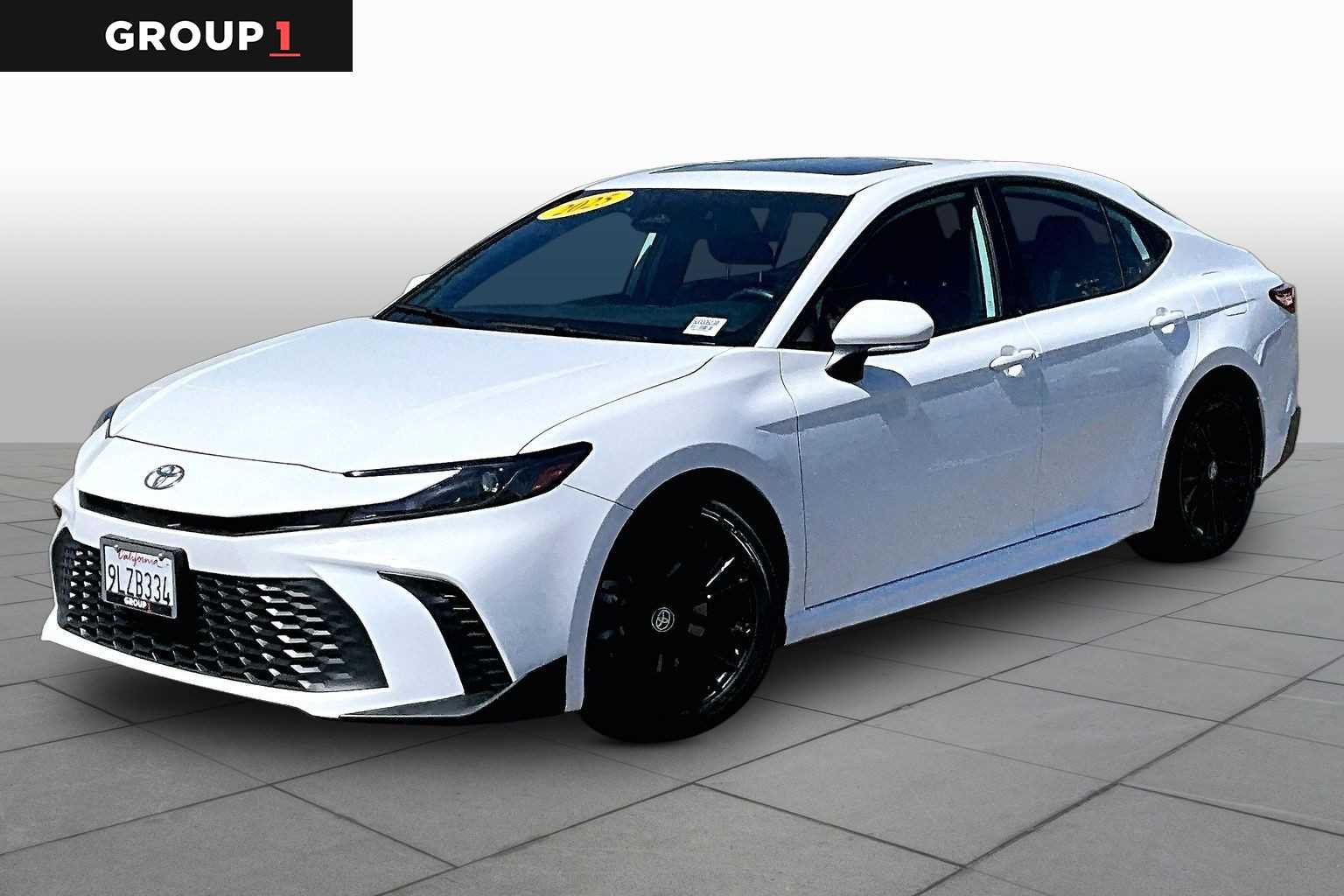 2025 Toyota Camry SE Hybrid's photo