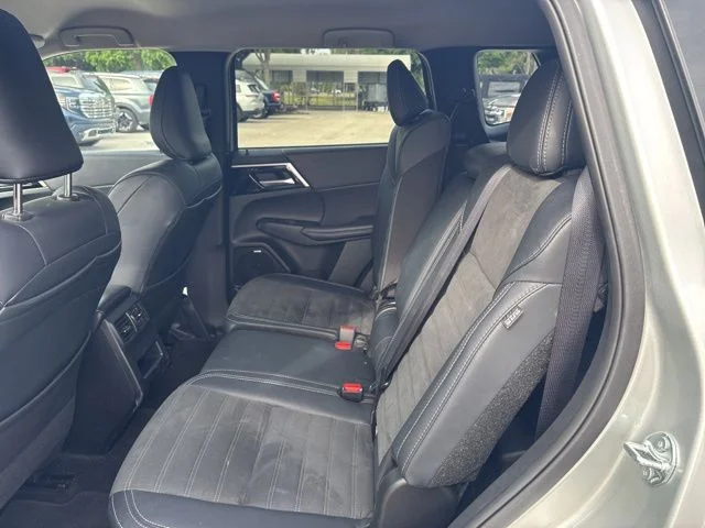 Used 2025  Mitsubishi SE image 10