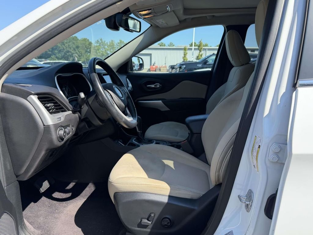 Used 2017 White Jeep Latitude image 5