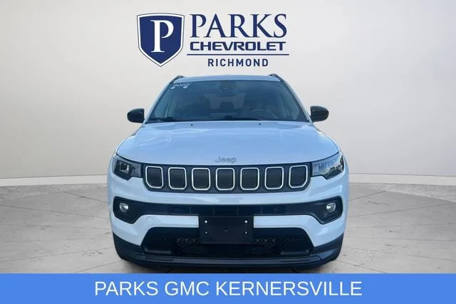 Used 2022 Bright White Clea Jeep Latitude image 2