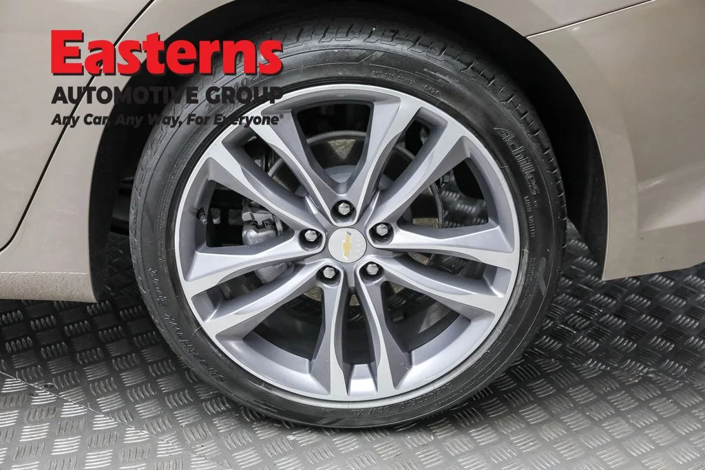 Used 2024 Gray Chevrolet LT image 8