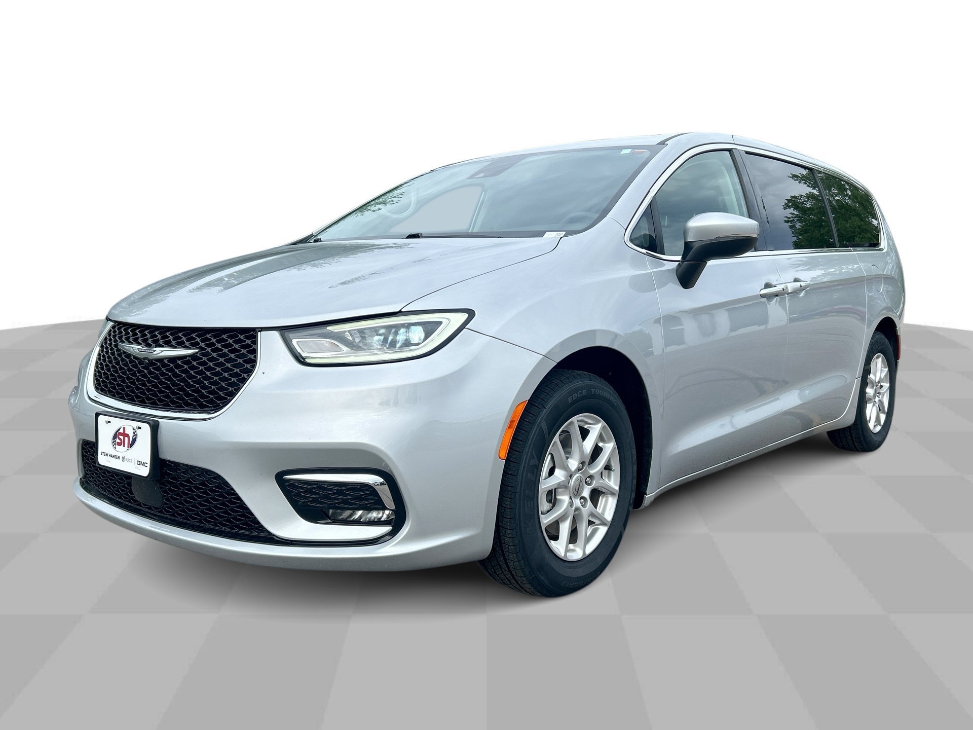 Used 2023 Silver Mist Clearcoat Chrysler Touring L image 1