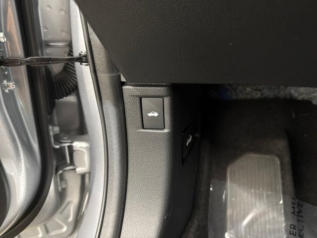 Certified Used 2025 Solar Silver Metallic Honda SE image 30