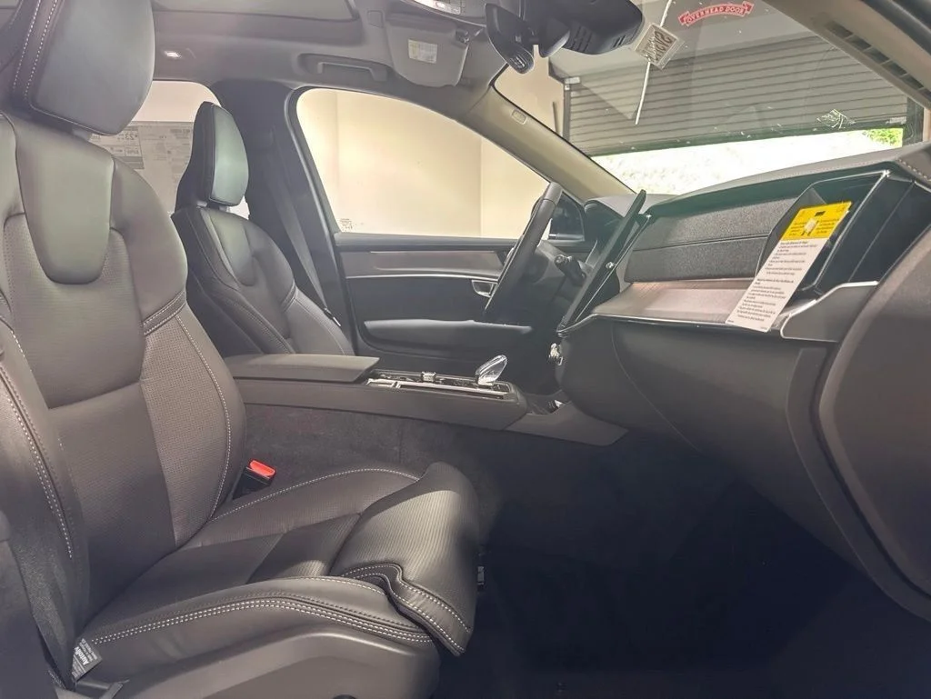 New 2026 Onyx Black Metallic Volvo B6 Plus 7-Seater image 29