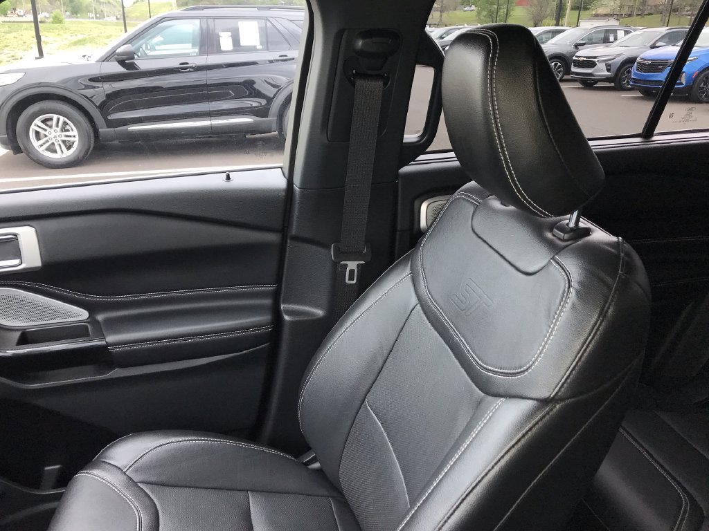 Used 2022 White Ford ST image 25