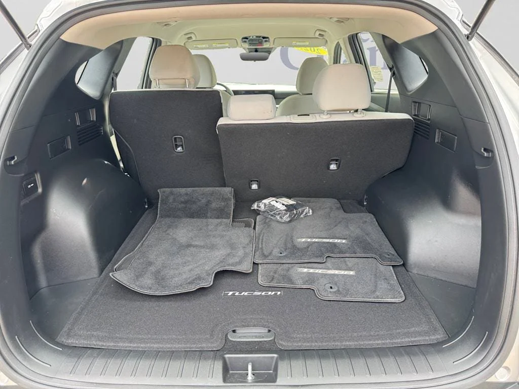 Used 2025 Silver Hyundai SE image 4