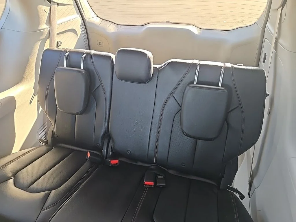 Used 2019 Black Chrysler Touring L image 17