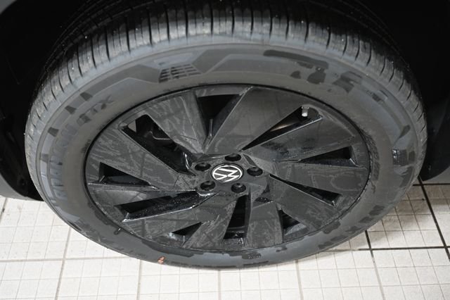 New 2026 Black Volkswagen 2.0T SE w/Technology image 18