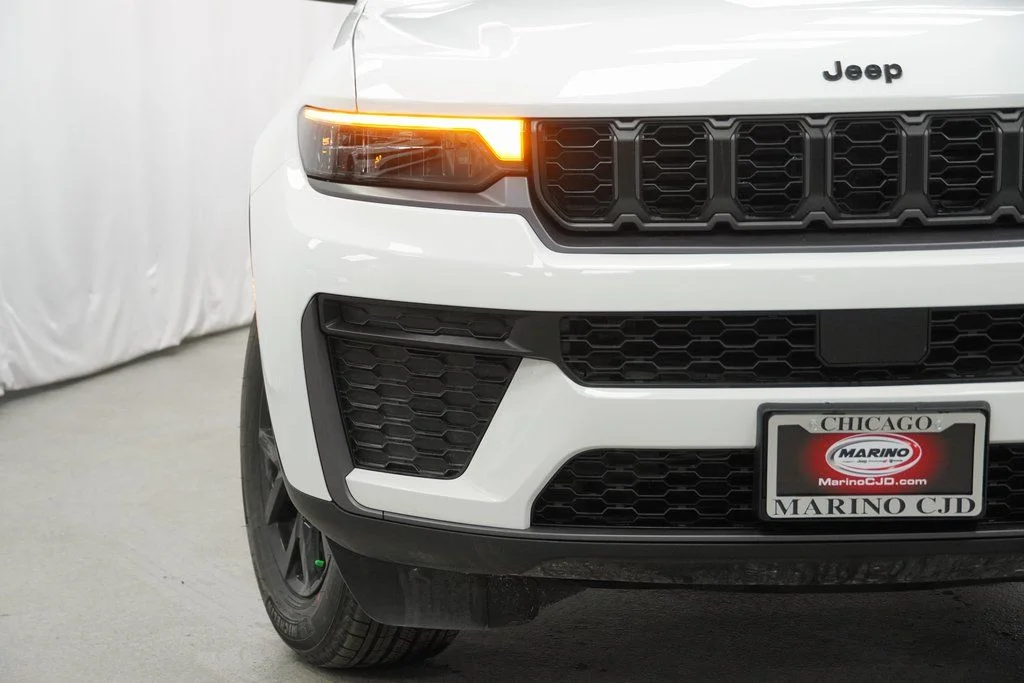 New 2026 Bright White Clear-Coat Exterior Paint Jeep Laredo Altitude image 6