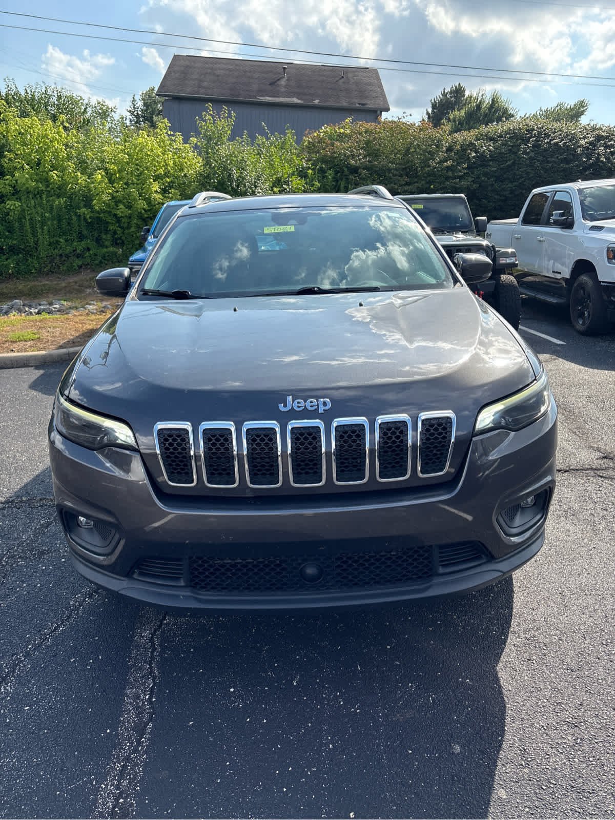 Used 2021 Granite Crystal Metallic Clearcoat Jeep Latitude Lux image 4