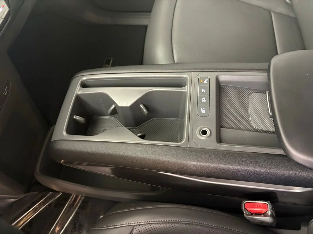 Used 2024 Ivory Kia Light image 31
