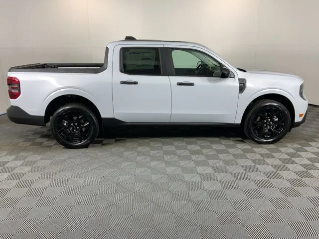 New 2025 Space White Metallic Ford XLT image 4