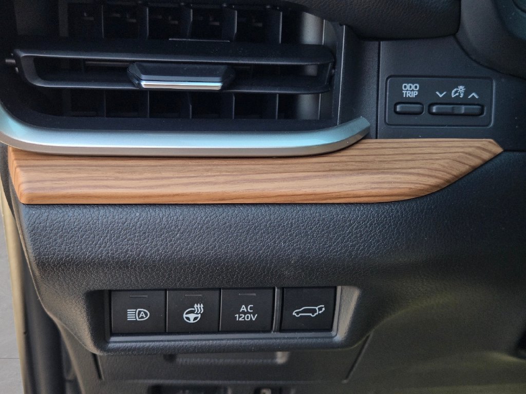 Used 2025  Toyota Limited image 25