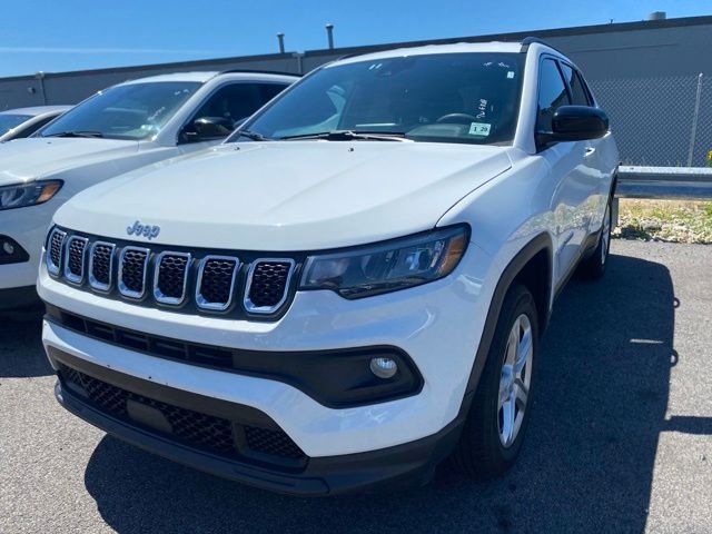Used 2024 White/off-white Jeep Latitude image 1