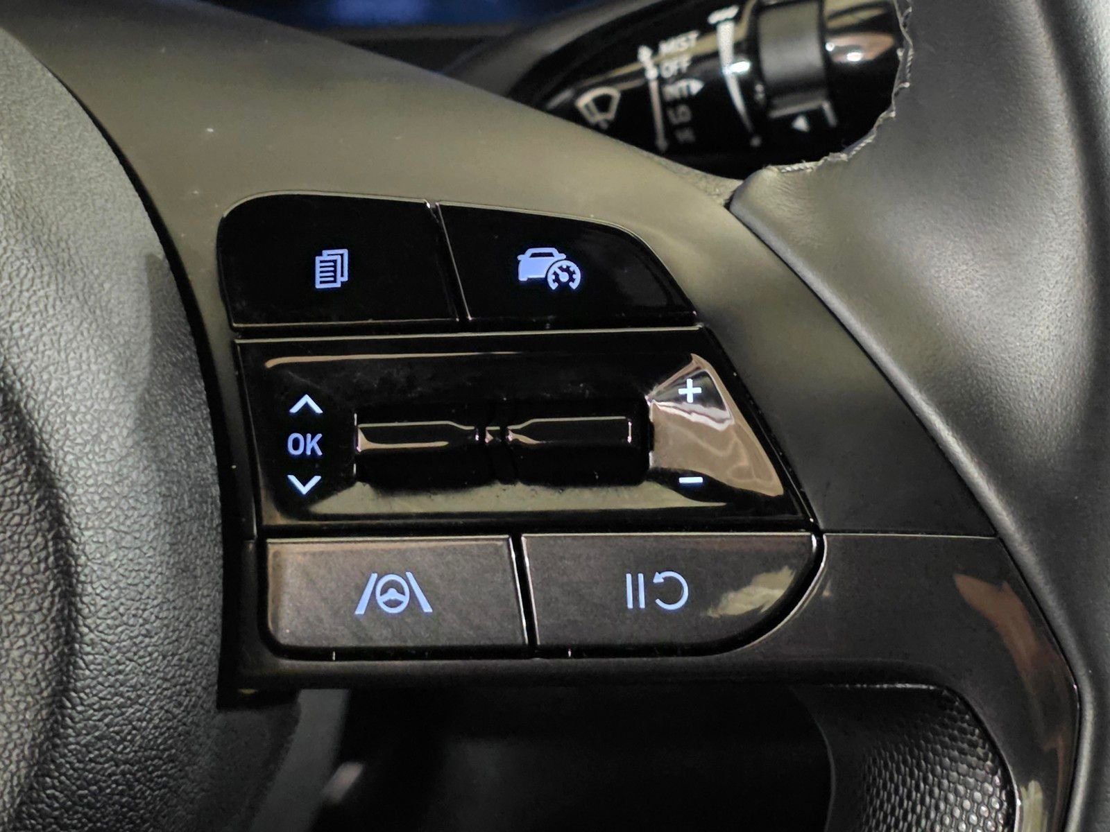 Certified Used 2025 Fluid Metal Hyundai SEL Sport image 30