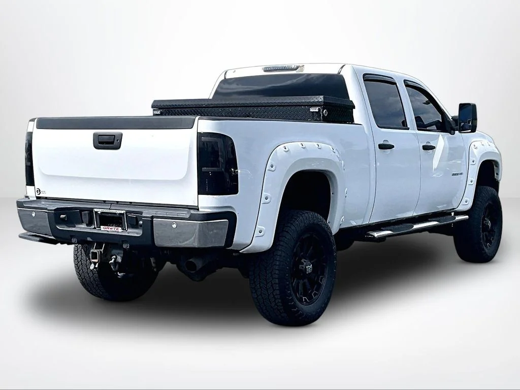 Used 2014 White GMC SLE image 2