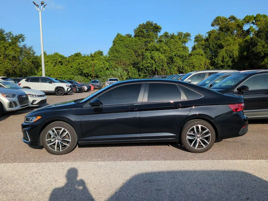Used 2025 Black Volkswagen 1.5T SE image 2